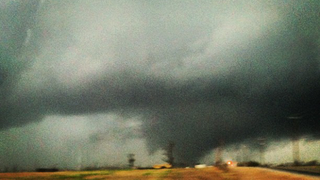 Illustration for article titled Today's Terrifying And Historic Tornadoes Up Close
